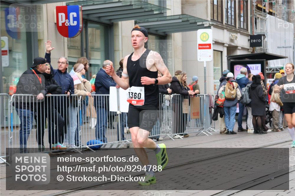 05.10.2025 - 20. swb-Marathon Bremen Strokosch-Dieckow http://msf.ph/oto/9294788 05.10.2025 12:51:51 Ziel 838, 900, 1000, 1034, 1360, 5423, 9080, 838, 900, 1000, 1034, 1360, 5423, 9080 meine-sportfotos.de