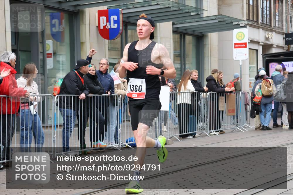 05.10.2025 - 20. swb-Marathon Bremen Strokosch-Dieckow http://msf.ph/oto/9294791 05.10.2025 12:51:52 Ziel 838, 900, 1000, 1034, 1360, 2000, 5423, 9080, 838, 900, 1000, 1034, 1360, 2000, 5423, 9080 meine-sportfotos.de
