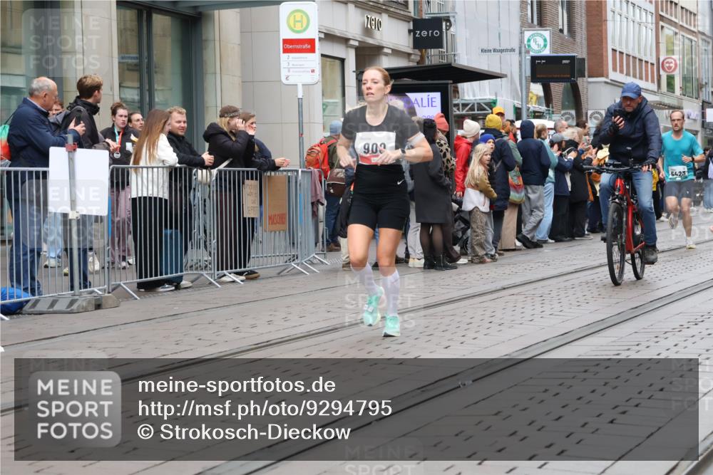 05.10.2025 - 20. swb-Marathon Bremen Strokosch-Dieckow http://msf.ph/oto/9294795 05.10.2025 12:51:52 Ziel 838, 900, 1000, 1034, 1360, 2000, 5423, 9080, 838, 900, 1000, 1034, 1360, 2000, 5423, 9080 meine-sportfotos.de