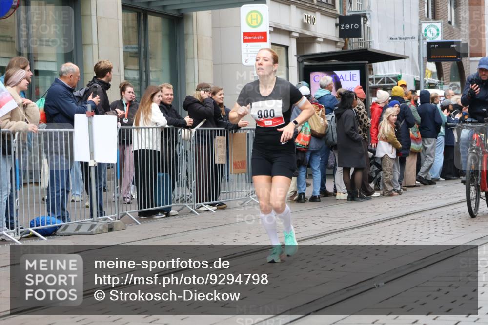05.10.2025 - 20. swb-Marathon Bremen Strokosch-Dieckow http://msf.ph/oto/9294798 05.10.2025 12:51:53 Ziel 838, 900, 1000, 1034, 1360, 2000, 5423, 9080, 838, 900, 1000, 1034, 1360, 2000, 5423, 9080 meine-sportfotos.de