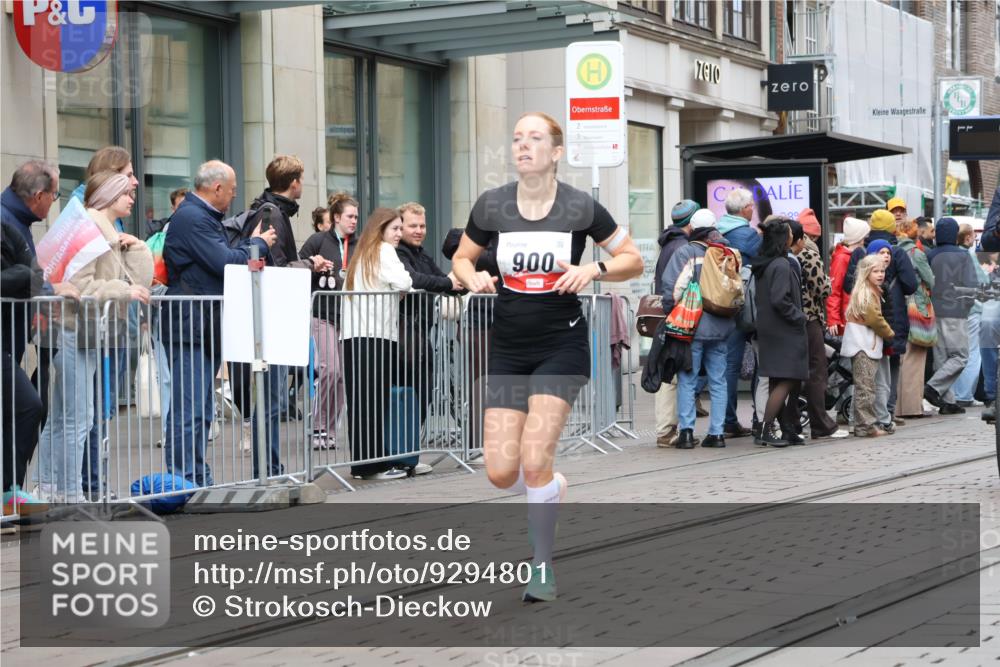 05.10.2025 - 20. swb-Marathon Bremen Strokosch-Dieckow http://msf.ph/oto/9294801 05.10.2025 12:51:53 Ziel 838, 900, 1000, 1034, 1360, 2000, 5423, 9080, 838, 900, 1000, 1034, 1360, 2000, 5423, 9080 meine-sportfotos.de