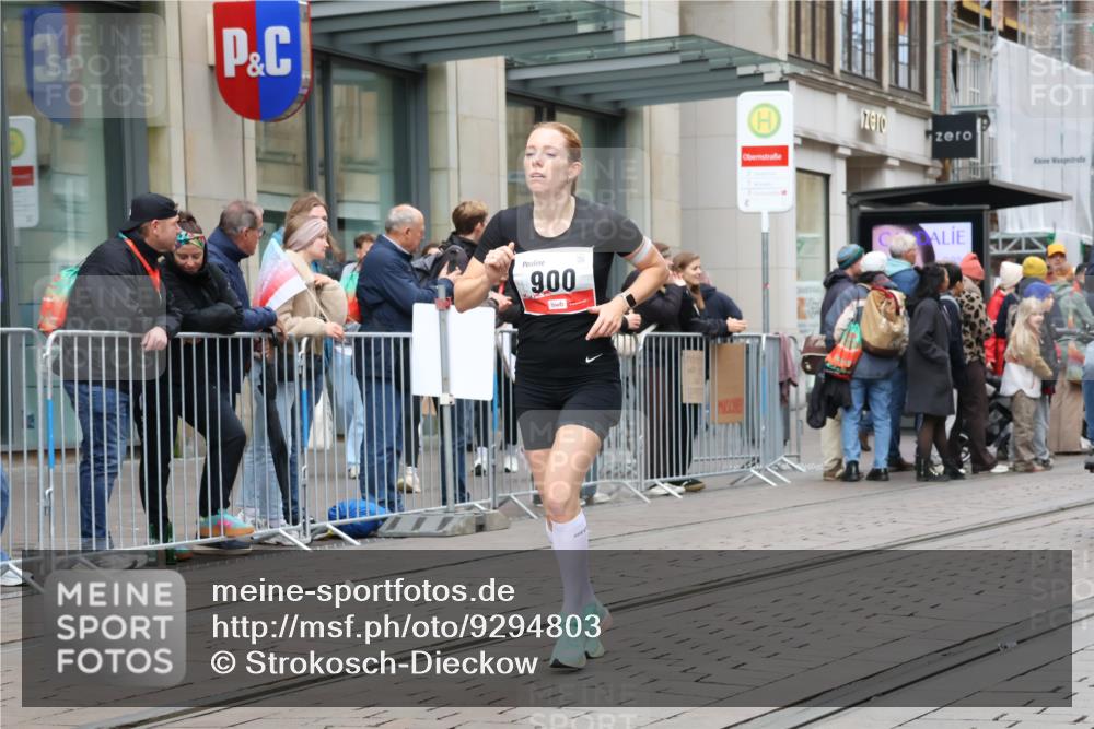 05.10.2025 - 20. swb-Marathon Bremen Strokosch-Dieckow http://msf.ph/oto/9294803 05.10.2025 12:51:53 Ziel 838, 900, 1000, 1034, 1360, 2000, 5423, 9080, 838, 900, 1000, 1034, 1360, 2000, 5423, 9080 meine-sportfotos.de