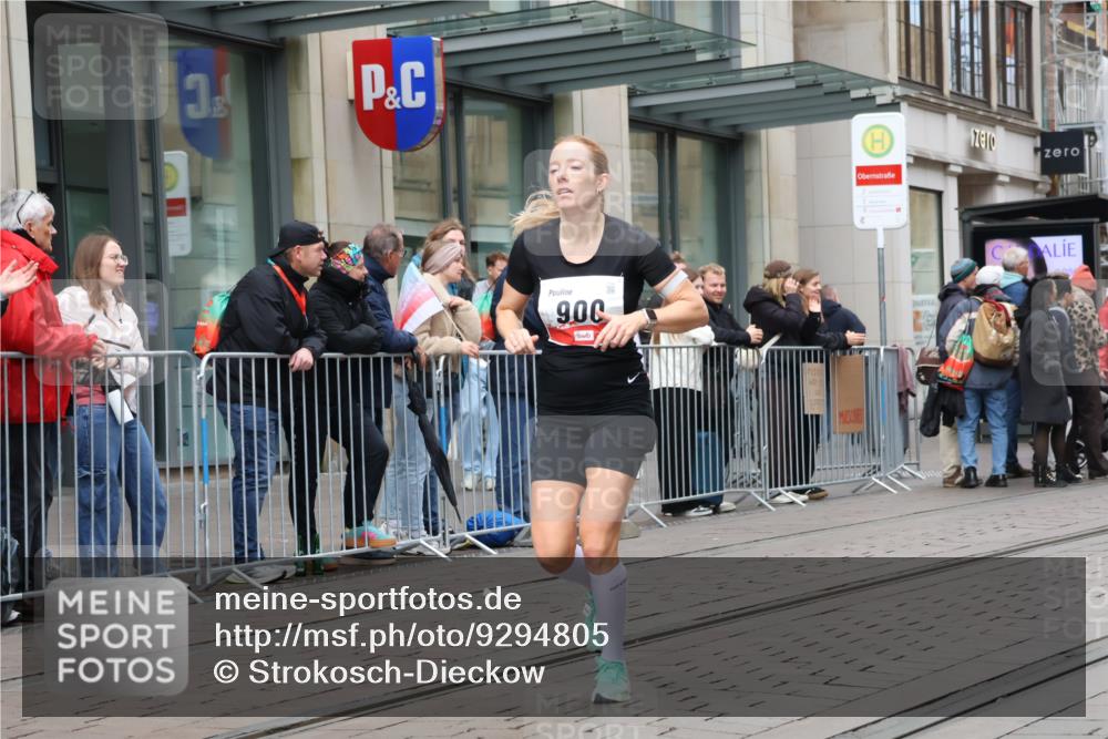 05.10.2025 - 20. swb-Marathon Bremen Strokosch-Dieckow http://msf.ph/oto/9294805 05.10.2025 12:51:54 Ziel 838, 900, 1000, 1034, 1360, 2000, 5423, 9080, 838, 900, 1000, 1034, 1360, 2000, 5423, 9080 meine-sportfotos.de