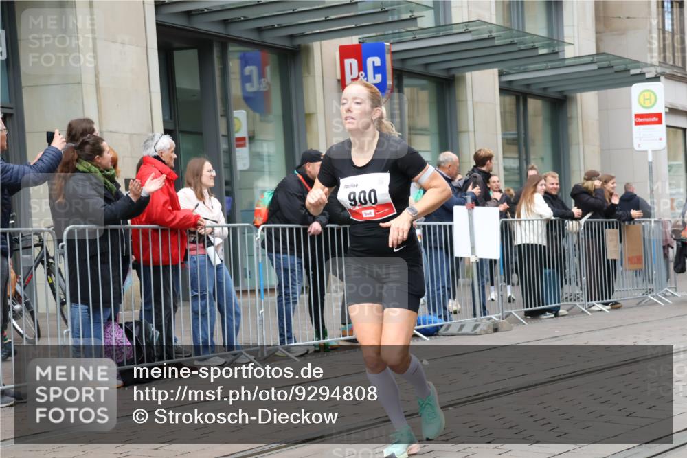 05.10.2025 - 20. swb-Marathon Bremen Strokosch-Dieckow http://msf.ph/oto/9294808 05.10.2025 12:51:54 Ziel 838, 900, 1000, 1034, 1360, 2000, 5423, 9080, 838, 900, 1000, 1034, 1360, 2000, 5423, 9080 meine-sportfotos.de