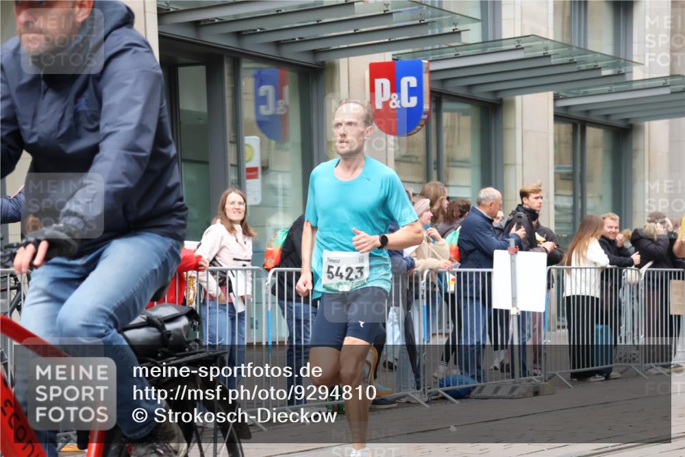 05.10.2025 - 20. swb-Marathon Bremen Strokosch-Dieckow http://msf.ph/oto/9294810 05.10.2025 12:51:57 Ziel 900, 1000, 1034, 1360, 2000, 5423, 9080, 900, 1000, 1034, 1360, 2000, 5423, 9080 meine-sportfotos.de