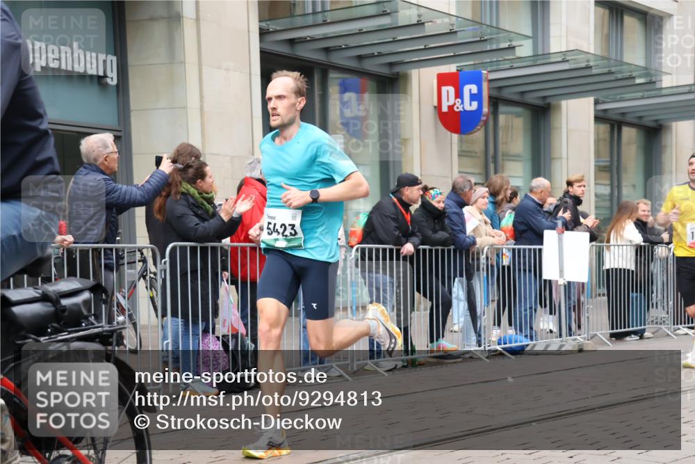 05.10.2025 - 20. swb-Marathon Bremen Strokosch-Dieckow http://msf.ph/oto/9294813 05.10.2025 12:51:57 Ziel 900, 1000, 1034, 1360, 2000, 5423, 9080, 900, 1000, 1034, 1360, 2000, 5423, 9080 meine-sportfotos.de
