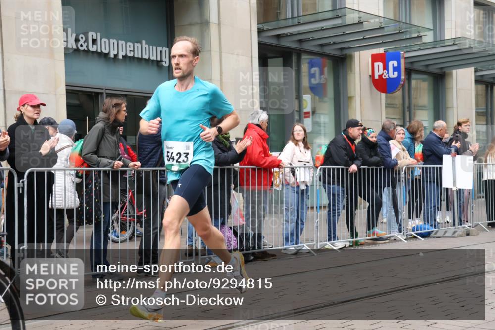 05.10.2025 - 20. swb-Marathon Bremen Strokosch-Dieckow http://msf.ph/oto/9294815 05.10.2025 12:51:57 Ziel 900, 1000, 1034, 1360, 2000, 5423, 9080, 900, 1000, 1034, 1360, 2000, 5423, 9080 meine-sportfotos.de