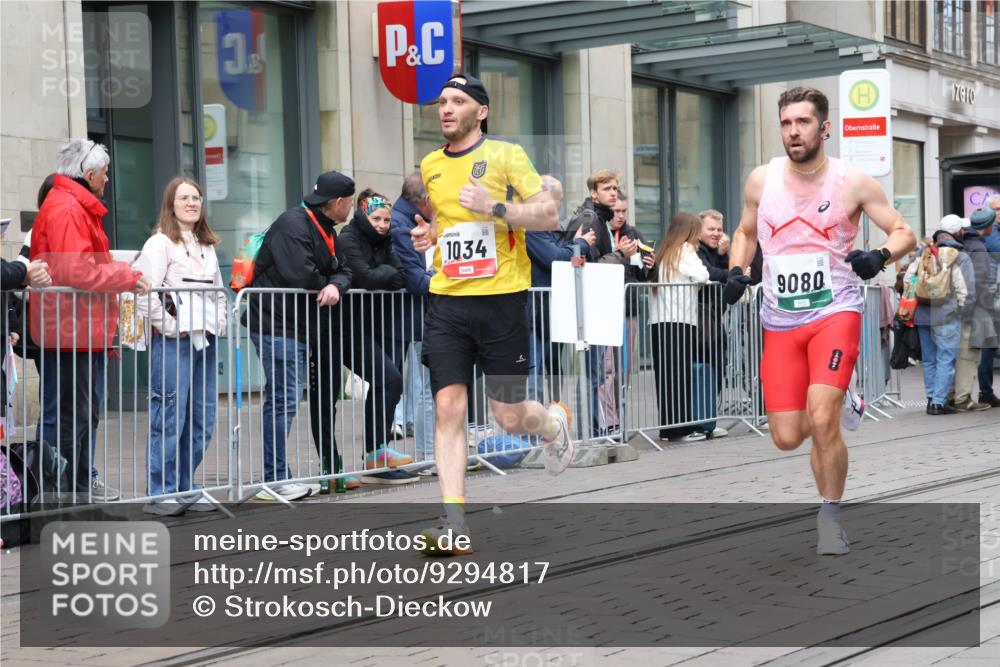 05.10.2025 - 20. swb-Marathon Bremen Strokosch-Dieckow http://msf.ph/oto/9294817 05.10.2025 12:51:58 Ziel 900, 1000, 1034, 1360, 2000, 5423, 9080, 900, 1000, 1034, 1360, 2000, 5423, 9080 meine-sportfotos.de