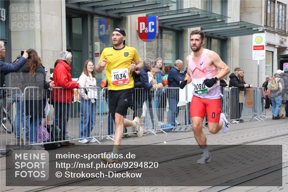 05.10.2025 - 20. swb-Marathon Bremen Strokosch-Dieckow http://msf.ph/oto/9294820 05.10.2025 12:51:58 Ziel 900, 1000, 1034, 1360, 2000, 5423, 9080, 900, 1000, 1034, 1360, 2000, 5423, 9080 meine-sportfotos.de