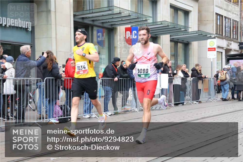 05.10.2025 - 20. swb-Marathon Bremen Strokosch-Dieckow http://msf.ph/oto/9294823 05.10.2025 12:51:58 Ziel 900, 1000, 1034, 1360, 2000, 5423, 9080, 900, 1000, 1034, 1360, 2000, 5423, 9080 meine-sportfotos.de