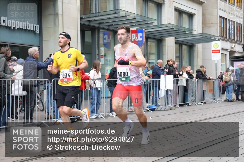 05.10.2025 - 20. swb-Marathon Bremen Strokosch-Dieckow http://msf.ph/oto/9294827 05.10.2025 12:51:59 Ziel 900, 1000, 1034, 1360, 2000, 5423, 9080, 900, 1000, 1034, 1360, 2000, 5423, 9080 meine-sportfotos.de