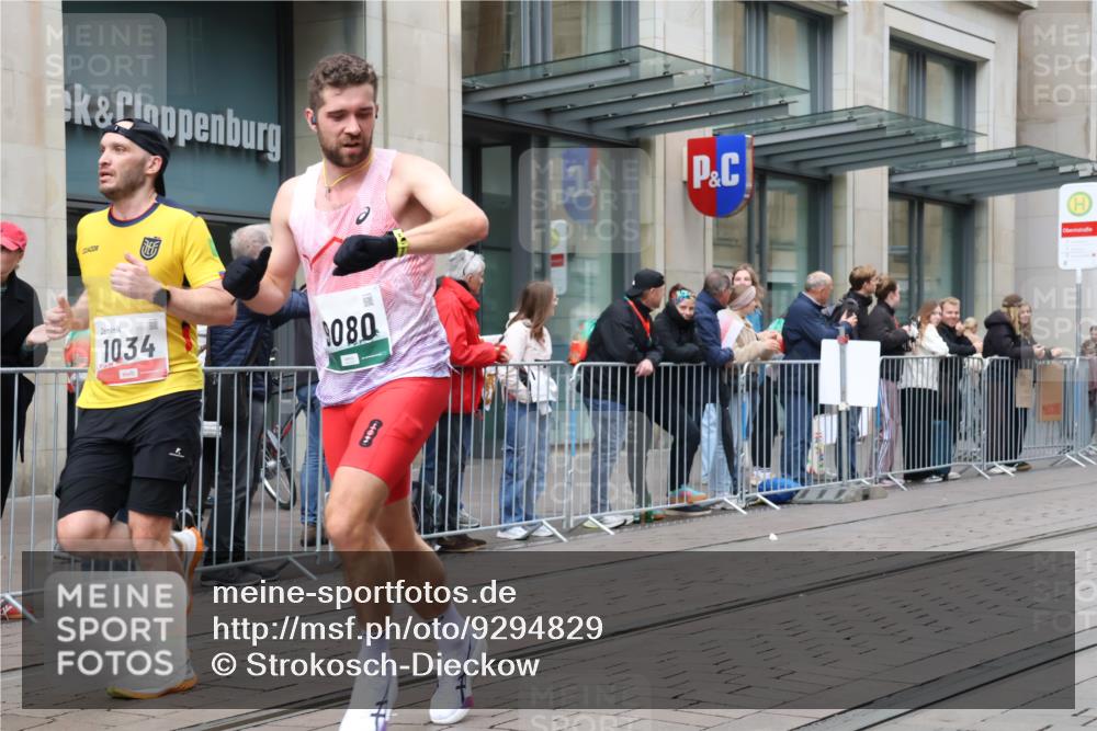 05.10.2025 - 20. swb-Marathon Bremen Strokosch-Dieckow http://msf.ph/oto/9294829 05.10.2025 12:51:59 Ziel 900, 1000, 1034, 1360, 2000, 5423, 9080, 900, 1000, 1034, 1360, 2000, 5423, 9080 meine-sportfotos.de