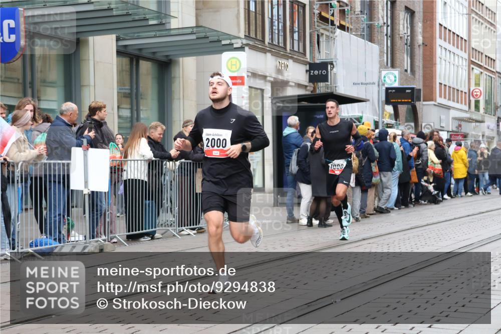 05.10.2025 - 20. swb-Marathon Bremen Strokosch-Dieckow http://msf.ph/oto/9294838 05.10.2025 12:52:09 Ziel 1000, 2000, 1000, 2000 meine-sportfotos.de