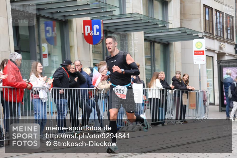 05.10.2025 - 20. swb-Marathon Bremen Strokosch-Dieckow http://msf.ph/oto/9294841 05.10.2025 12:52:11 Ziel 1000, 2000, 7266, 1000, 2000, 7266 meine-sportfotos.de