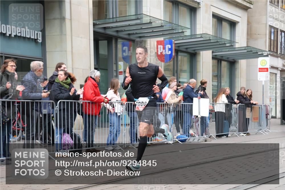 05.10.2025 - 20. swb-Marathon Bremen Strokosch-Dieckow http://msf.ph/oto/9294845 05.10.2025 12:52:11 Ziel 1000, 2000, 7266, 1000, 2000, 7266 meine-sportfotos.de