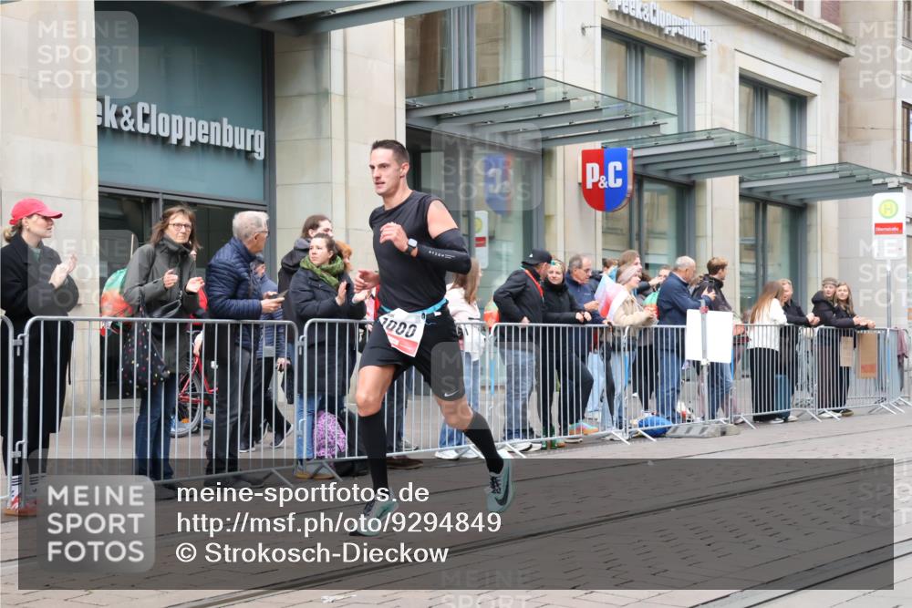 05.10.2025 - 20. swb-Marathon Bremen Strokosch-Dieckow http://msf.ph/oto/9294849 05.10.2025 12:52:11 Ziel 1000, 2000, 7266, 1000, 2000, 7266 meine-sportfotos.de