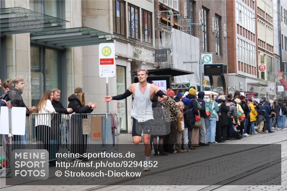 05.10.2025 - 20. swb-Marathon Bremen Strokosch-Dieckow http://msf.ph/oto/9294852 05.10.2025 12:52:30 Ziel 7266, 7266 meine-sportfotos.de