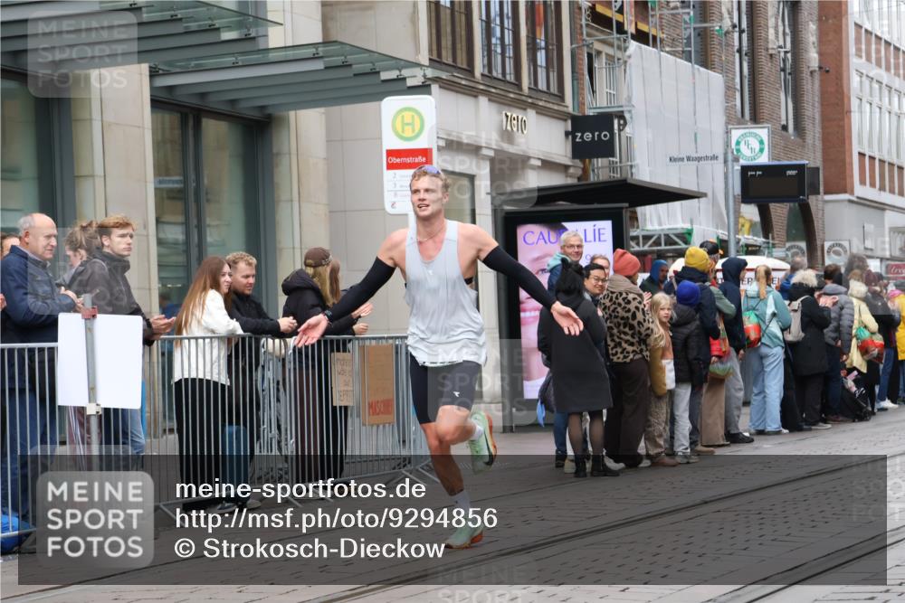 05.10.2025 - 20. swb-Marathon Bremen Strokosch-Dieckow http://msf.ph/oto/9294856 05.10.2025 12:52:31 Ziel 7266, 7266 meine-sportfotos.de