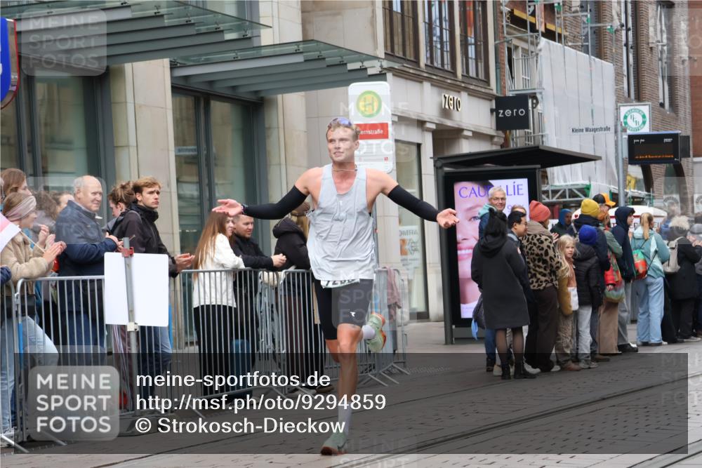 05.10.2025 - 20. swb-Marathon Bremen Strokosch-Dieckow http://msf.ph/oto/9294859 05.10.2025 12:52:31 Ziel 7266, 7266 meine-sportfotos.de