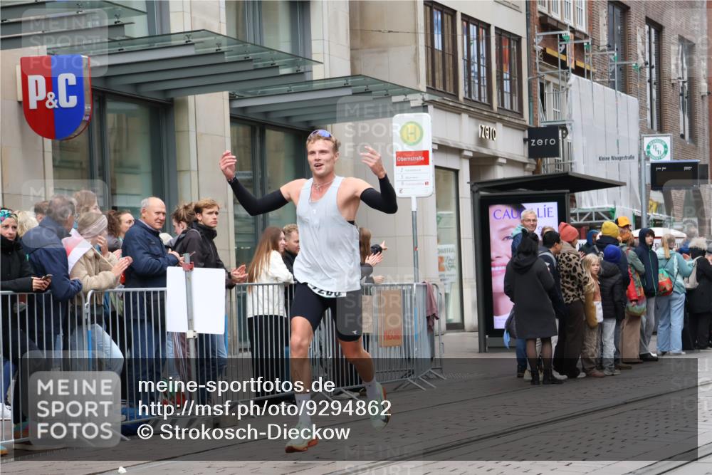 05.10.2025 - 20. swb-Marathon Bremen Strokosch-Dieckow http://msf.ph/oto/9294862 05.10.2025 12:52:31 Ziel 7266, 7266 meine-sportfotos.de