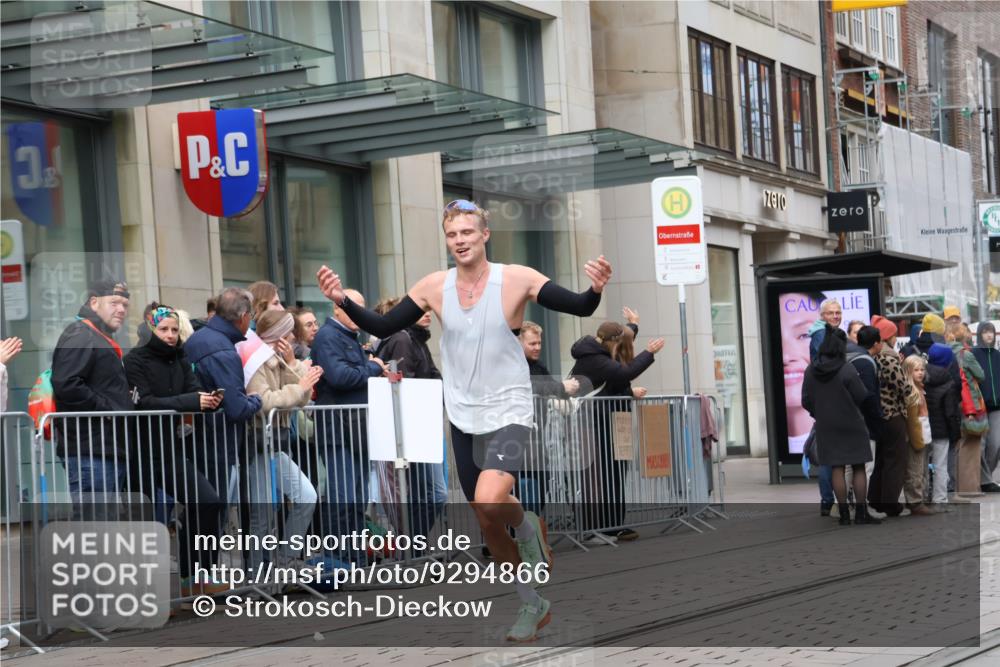 05.10.2025 - 20. swb-Marathon Bremen Strokosch-Dieckow http://msf.ph/oto/9294866 05.10.2025 12:52:31 Ziel 7266, 7266 meine-sportfotos.de