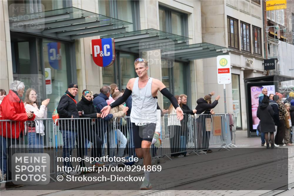 05.10.2025 - 20. swb-Marathon Bremen Strokosch-Dieckow http://msf.ph/oto/9294869 05.10.2025 12:52:31 Ziel 7266, 7266 meine-sportfotos.de