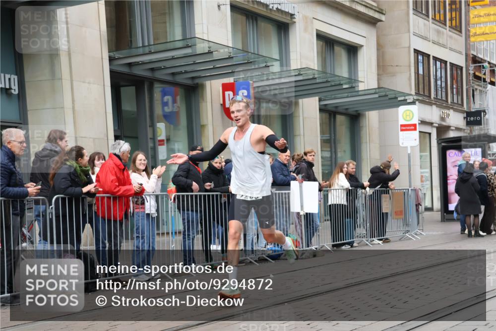 05.10.2025 - 20. swb-Marathon Bremen Strokosch-Dieckow http://msf.ph/oto/9294872 05.10.2025 12:52:32 Ziel 7266, 7266 meine-sportfotos.de