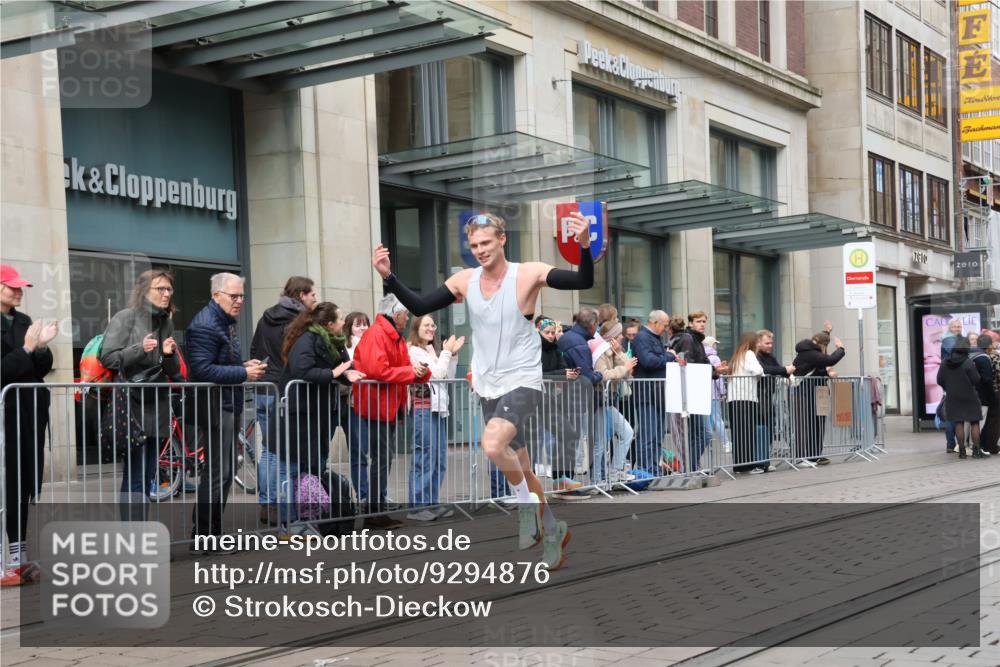 05.10.2025 - 20. swb-Marathon Bremen Strokosch-Dieckow http://msf.ph/oto/9294876 05.10.2025 12:52:32 Ziel 7266, 7266 meine-sportfotos.de