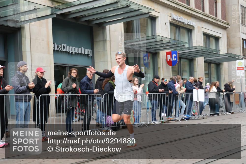 05.10.2025 - 20. swb-Marathon Bremen Strokosch-Dieckow http://msf.ph/oto/9294880 05.10.2025 12:52:32 Ziel 7266, 7266 meine-sportfotos.de