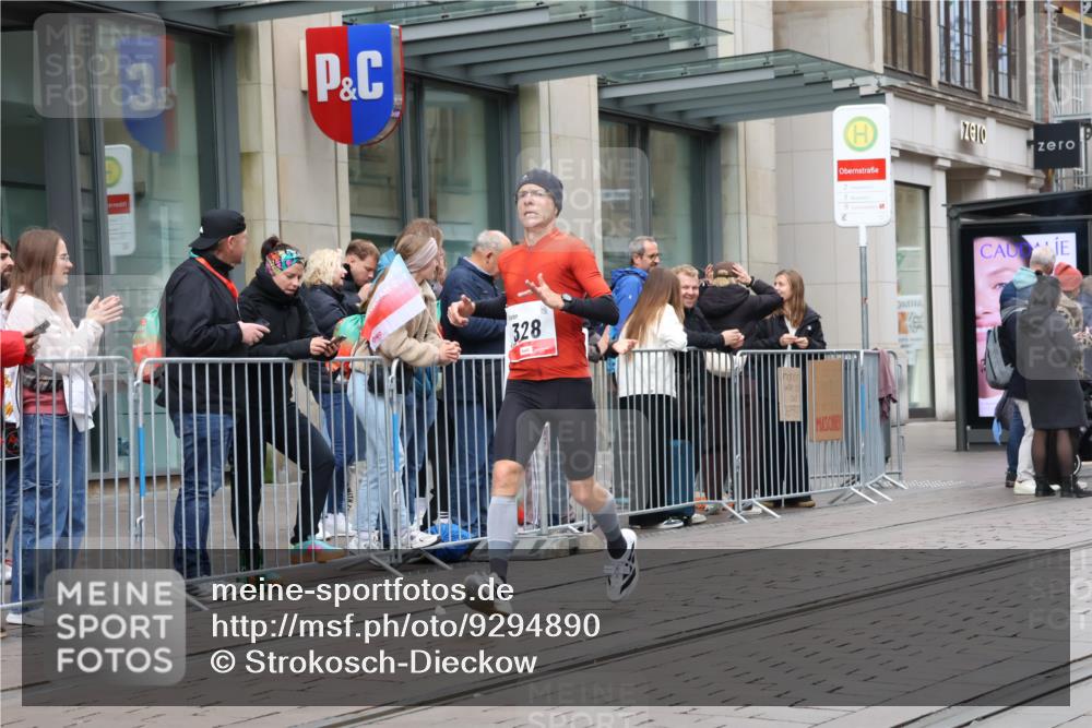 05.10.2025 - 20. swb-Marathon Bremen Strokosch-Dieckow http://msf.ph/oto/9294890 05.10.2025 12:52:53 Ziel 328, 925, 1444, 6541, 328, 925, 1444, 6541 meine-sportfotos.de