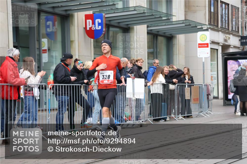 05.10.2025 - 20. swb-Marathon Bremen Strokosch-Dieckow http://msf.ph/oto/9294894 05.10.2025 12:52:53 Ziel 328, 925, 1444, 6541, 328, 925, 1444, 6541 meine-sportfotos.de