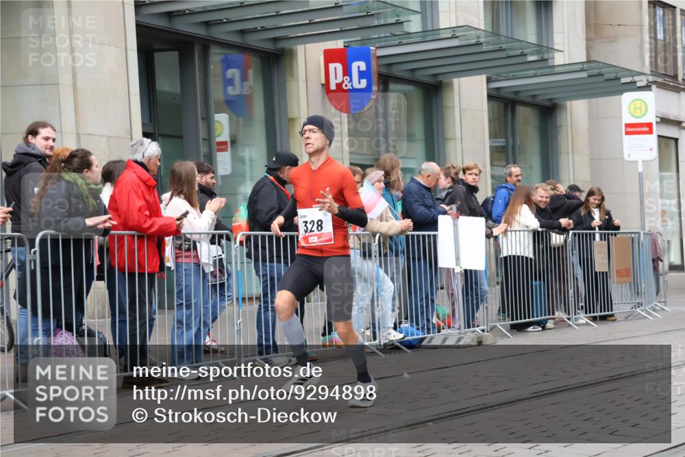 05.10.2025 - 20. swb-Marathon Bremen Strokosch-Dieckow http://msf.ph/oto/9294898 05.10.2025 12:52:53 Ziel 328, 925, 1444, 6541, 328, 925, 1444, 6541 meine-sportfotos.de