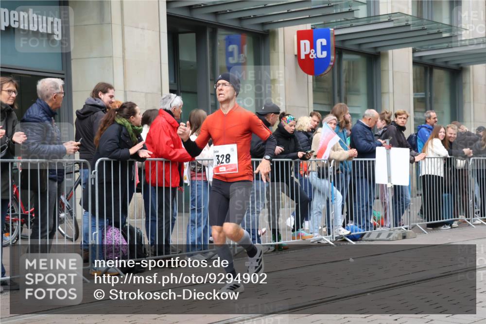 05.10.2025 - 20. swb-Marathon Bremen Strokosch-Dieckow http://msf.ph/oto/9294902 05.10.2025 12:52:54 Ziel 328, 925, 1444, 5074, 6541, 328, 925, 1444, 5074, 6541 meine-sportfotos.de