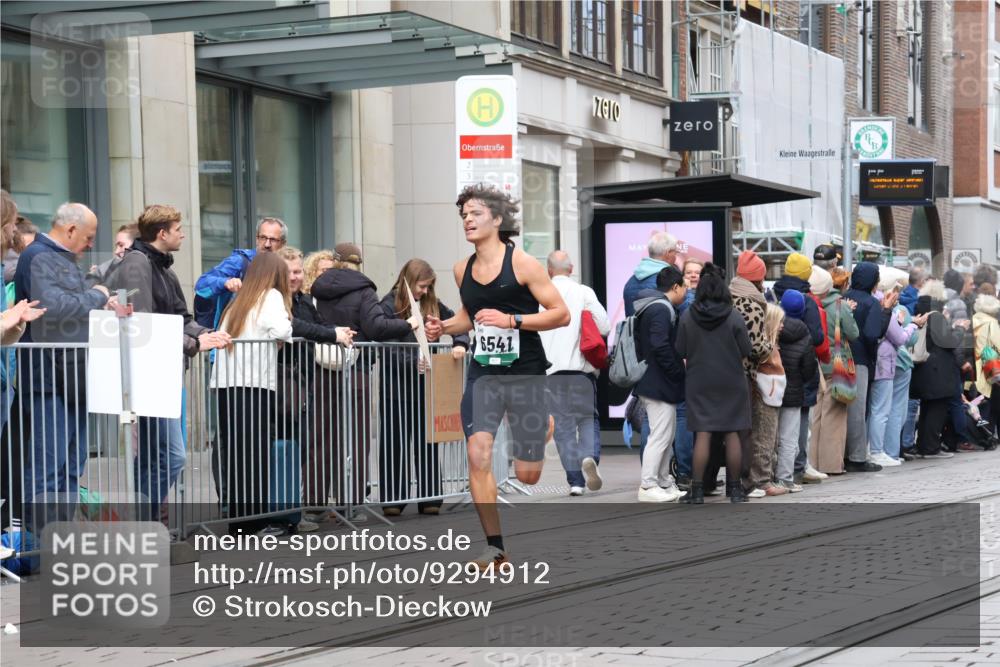 05.10.2025 - 20. swb-Marathon Bremen Strokosch-Dieckow http://msf.ph/oto/9294912 05.10.2025 12:53:00 Ziel 328, 925, 1444, 2940, 3975, 5074, 6541, 328, 925, 1444, 2940, 3975, 5074, 6541 meine-sportfotos.de