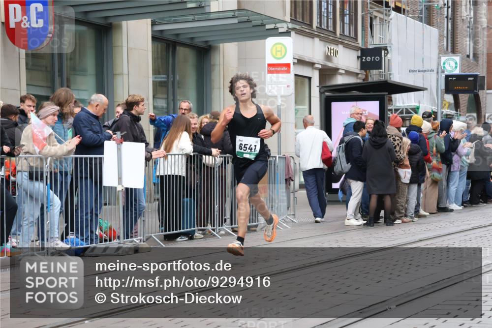 05.10.2025 - 20. swb-Marathon Bremen Strokosch-Dieckow http://msf.ph/oto/9294916 05.10.2025 12:53:01 Ziel 328, 925, 1444, 1665, 2940, 3975, 5074, 6541, 328, 925, 1444, 1665, 2940, 3975, 5074, 6541 meine-sportfotos.de