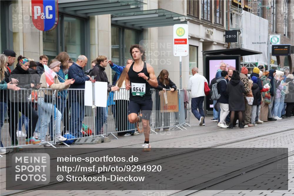 05.10.2025 - 20. swb-Marathon Bremen Strokosch-Dieckow http://msf.ph/oto/9294920 05.10.2025 12:53:01 Ziel 328, 925, 1444, 1665, 2940, 3975, 5074, 6541, 328, 925, 1444, 1665, 2940, 3975, 5074, 6541 meine-sportfotos.de