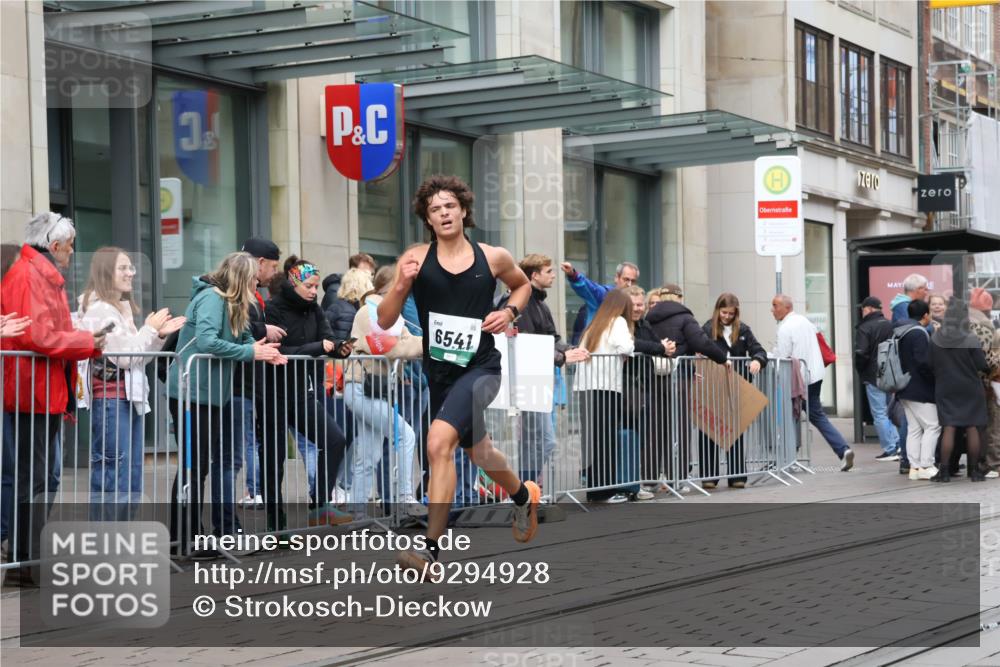 05.10.2025 - 20. swb-Marathon Bremen Strokosch-Dieckow http://msf.ph/oto/9294928 05.10.2025 12:53:01 Ziel 328, 925, 1444, 1665, 2940, 3975, 5074, 6541, 328, 925, 1444, 1665, 2940, 3975, 5074, 6541 meine-sportfotos.de