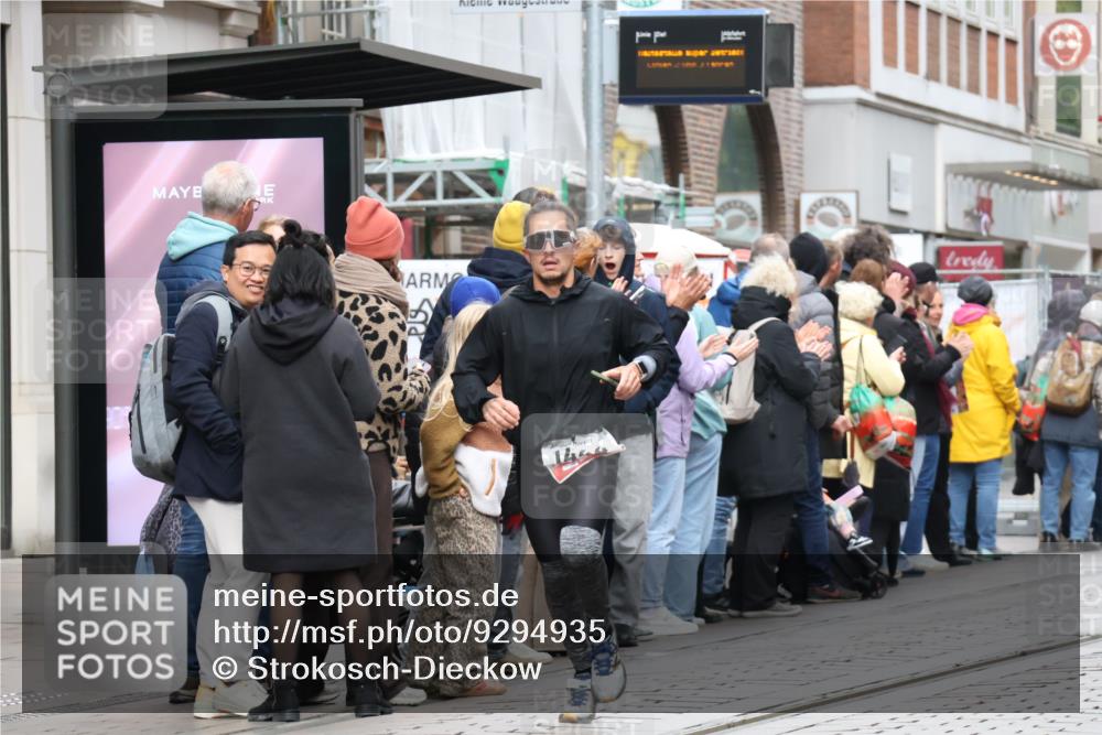 05.10.2025 - 20. swb-Marathon Bremen Strokosch-Dieckow http://msf.ph/oto/9294935 05.10.2025 12:53:04 Ziel 925, 1444, 1665, 2940, 3975, 5074, 6541, 925, 1444, 1665, 2940, 3975, 5074, 6541 meine-sportfotos.de