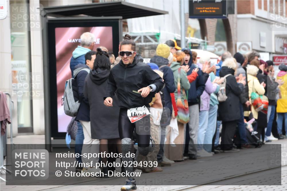 05.10.2025 - 20. swb-Marathon Bremen Strokosch-Dieckow http://msf.ph/oto/9294939 05.10.2025 12:53:05 Ziel 925, 1221, 1444, 1665, 2940, 3975, 5074, 8341, 925, 1221, 1444, 1665, 2940, 3975, 5074, 8341 meine-sportfotos.de
