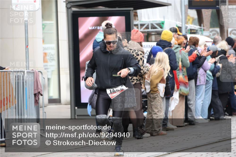 05.10.2025 - 20. swb-Marathon Bremen Strokosch-Dieckow http://msf.ph/oto/9294940 05.10.2025 12:53:05 Ziel 925, 1221, 1444, 1665, 2940, 3975, 5074, 8341, 925, 1221, 1444, 1665, 2940, 3975, 5074, 8341 meine-sportfotos.de