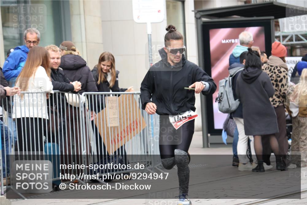 05.10.2025 - 20. swb-Marathon Bremen Strokosch-Dieckow http://msf.ph/oto/9294947 05.10.2025 12:53:06 Ziel 925, 1221, 1444, 1665, 2940, 3975, 5074, 8341, 925, 1221, 1444, 1665, 2940, 3975, 5074, 8341 meine-sportfotos.de
