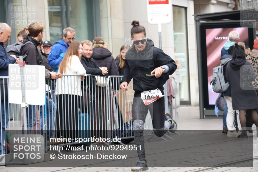 05.10.2025 - 20. swb-Marathon Bremen Strokosch-Dieckow http://msf.ph/oto/9294951 05.10.2025 12:53:06 Ziel 925, 1221, 1444, 1665, 2940, 3975, 5074, 8341, 925, 1221, 1444, 1665, 2940, 3975, 5074, 8341 meine-sportfotos.de