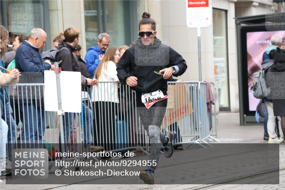 05.10.2025 - 20. swb-Marathon Bremen Strokosch-Dieckow http://msf.ph/oto/9294955 05.10.2025 12:53:06 Ziel 925, 1221, 1444, 1665, 2940, 3975, 5074, 8341, 925, 1221, 1444, 1665, 2940, 3975, 5074, 8341 meine-sportfotos.de