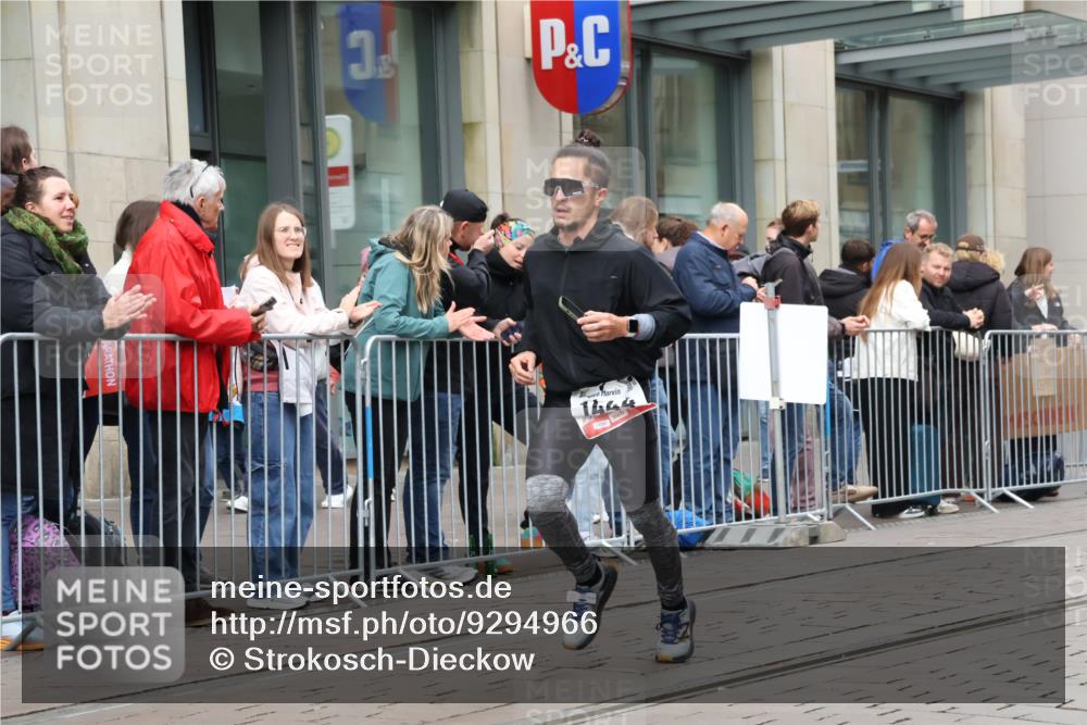 05.10.2025 - 20. swb-Marathon Bremen Strokosch-Dieckow http://msf.ph/oto/9294966 05.10.2025 12:53:07 Ziel 925, 1221, 1444, 1665, 2940, 3975, 5074, 8341, 925, 1221, 1444, 1665, 2940, 3975, 5074, 8341 meine-sportfotos.de