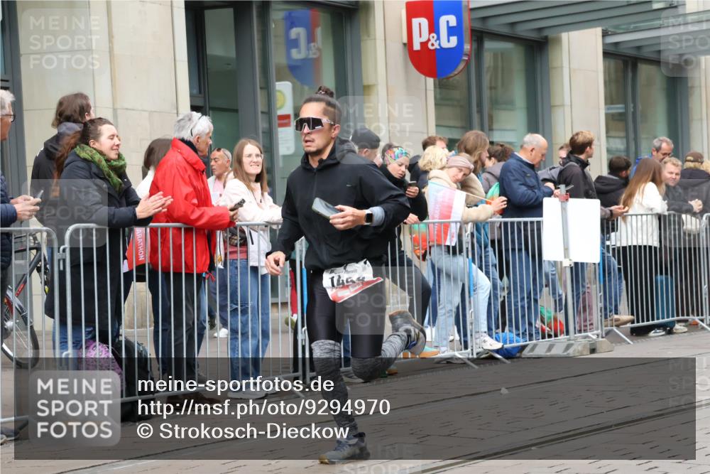 05.10.2025 - 20. swb-Marathon Bremen Strokosch-Dieckow http://msf.ph/oto/9294970 05.10.2025 12:53:07 Ziel 925, 1221, 1444, 1665, 2940, 3975, 5074, 8341, 925, 1221, 1444, 1665, 2940, 3975, 5074, 8341 meine-sportfotos.de