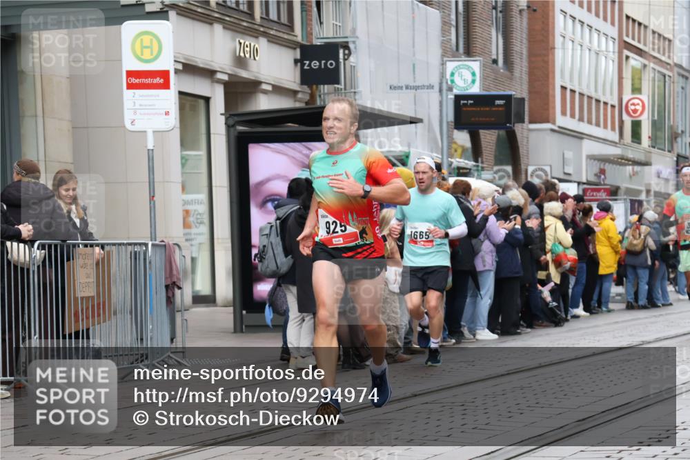 05.10.2025 - 20. swb-Marathon Bremen Strokosch-Dieckow http://msf.ph/oto/9294974 05.10.2025 12:53:11 Ziel 650, 925, 1221, 1444, 1665, 2940, 3975, 5074, 8341, 650, 925, 1221, 1444, 1665, 2940, 3975, 5074, 8341 meine-sportfotos.de