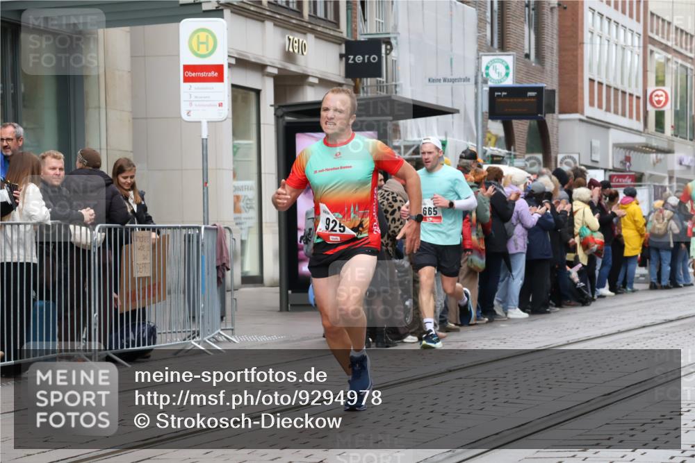 05.10.2025 - 20. swb-Marathon Bremen Strokosch-Dieckow http://msf.ph/oto/9294978 05.10.2025 12:53:11 Ziel 650, 925, 1221, 1444, 1665, 2940, 3975, 5074, 8341, 650, 925, 1221, 1444, 1665, 2940, 3975, 5074, 8341 meine-sportfotos.de