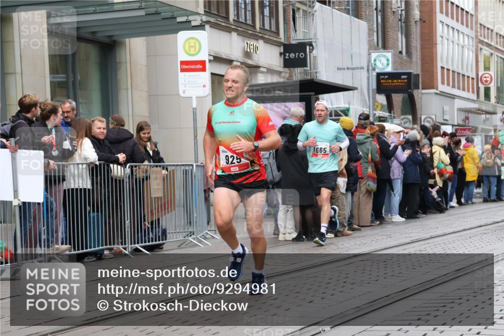 05.10.2025 - 20. swb-Marathon Bremen Strokosch-Dieckow http://msf.ph/oto/9294981 05.10.2025 12:53:11 Ziel 650, 925, 1221, 1444, 1665, 2940, 3975, 5074, 8341, 650, 925, 1221, 1444, 1665, 2940, 3975, 5074, 8341 meine-sportfotos.de