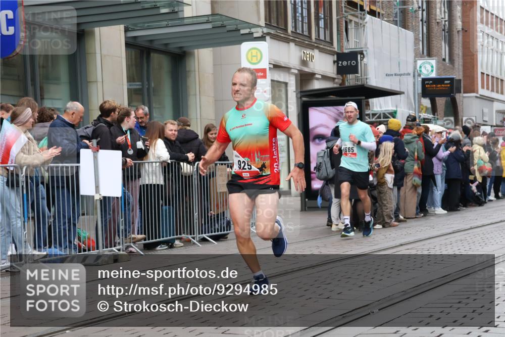 05.10.2025 - 20. swb-Marathon Bremen Strokosch-Dieckow http://msf.ph/oto/9294985 05.10.2025 12:53:12 Ziel 650, 925, 1221, 1444, 1665, 2940, 3975, 5074, 8341, 650, 925, 1221, 1444, 1665, 2940, 3975, 5074, 8341 meine-sportfotos.de