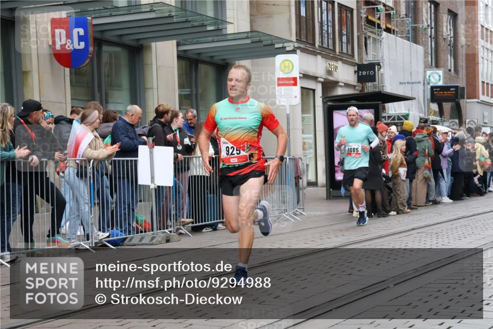 05.10.2025 - 20. swb-Marathon Bremen Strokosch-Dieckow http://msf.ph/oto/9294988 05.10.2025 12:53:12 Ziel 650, 925, 1221, 1444, 1665, 2940, 3975, 5074, 8341, 650, 925, 1221, 1444, 1665, 2940, 3975, 5074, 8341 meine-sportfotos.de